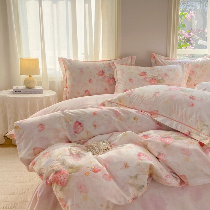 91家纺网 家纺一手货源 找家纺 凌鼎 2026新款全棉数码印花四件套 草莓花语-粉