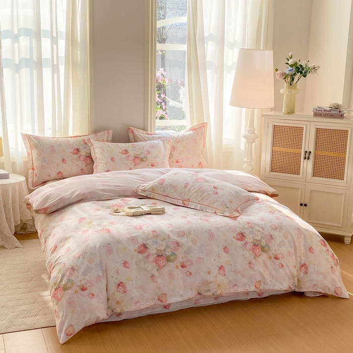 91家纺网 家纺一手货源 找家纺 凌鼎 2026新款全棉数码印花四件套 草莓花语-粉