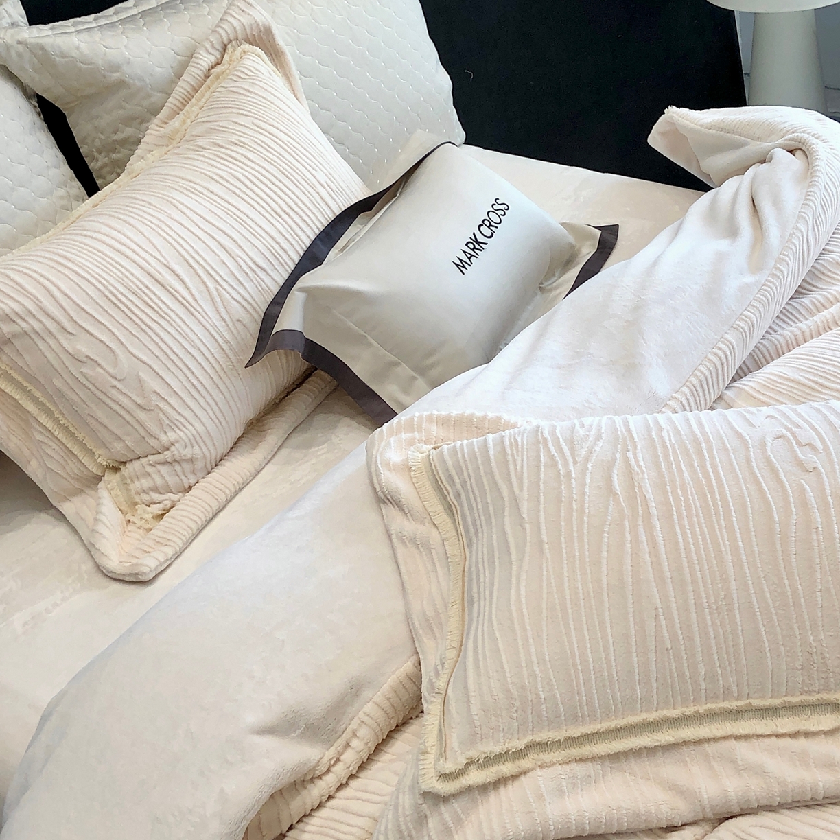 91家纺网 家纺一手货源 找家纺 佳汐蓝家纺 2026新款奢雅云柔立体浮雕流苏款四件套绒绒仙踪（标价为控价） 绒绒仙踪-暮雪白