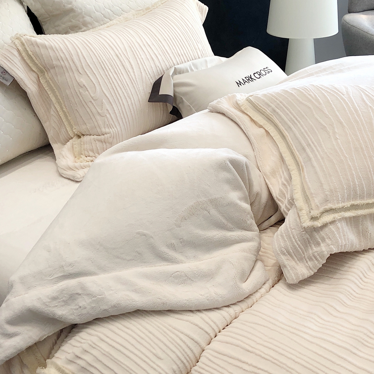 91家纺网 家纺一手货源 找家纺 佳汐蓝家纺 2026新款奢雅云柔立体浮雕流苏款四件套绒绒仙踪（标价为控价） 绒绒仙踪-暮雪白