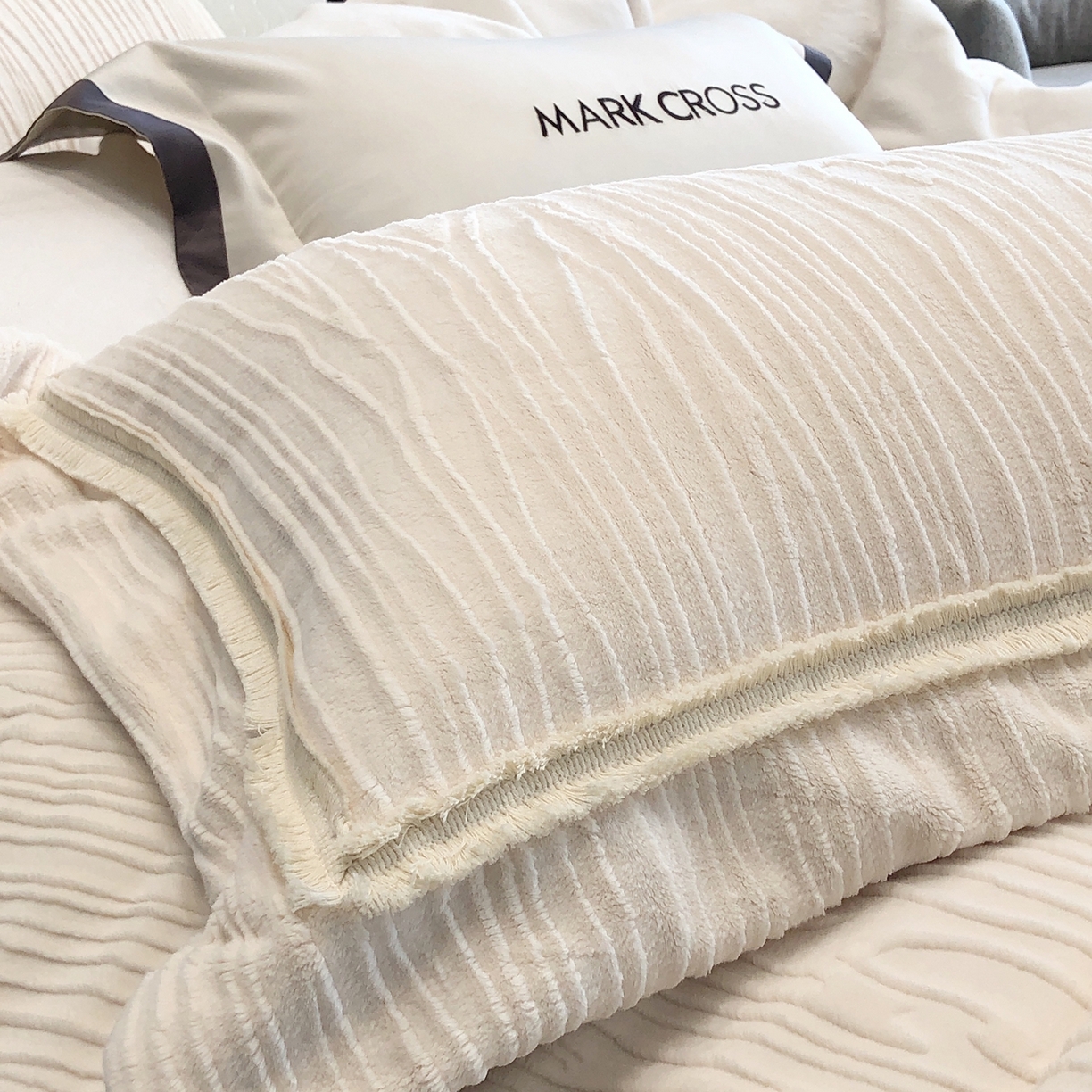 91家纺网 家纺一手货源 找家纺 佳汐蓝家纺 2026新款奢雅云柔立体浮雕流苏款四件套绒绒仙踪（标价为控价） 绒绒仙踪-暮雪白