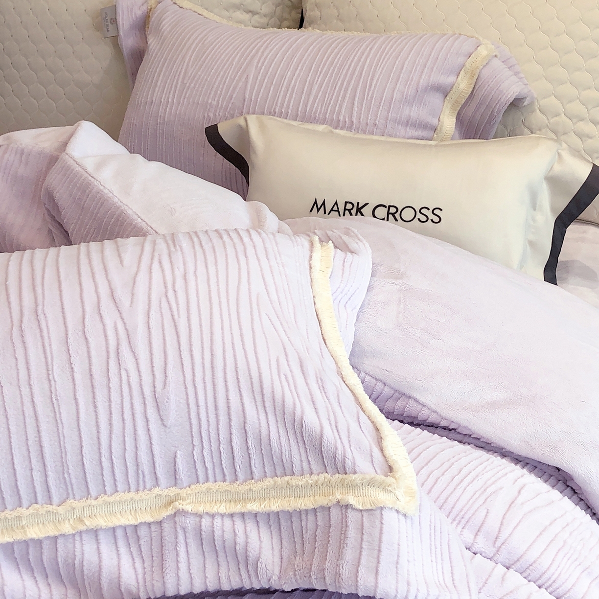 91家纺网 家纺一手货源 找家纺 佳汐蓝家纺 2026新款奢雅云柔立体浮雕流苏款四件套绒绒仙踪（标价为控价） 绒绒仙踪-星空紫