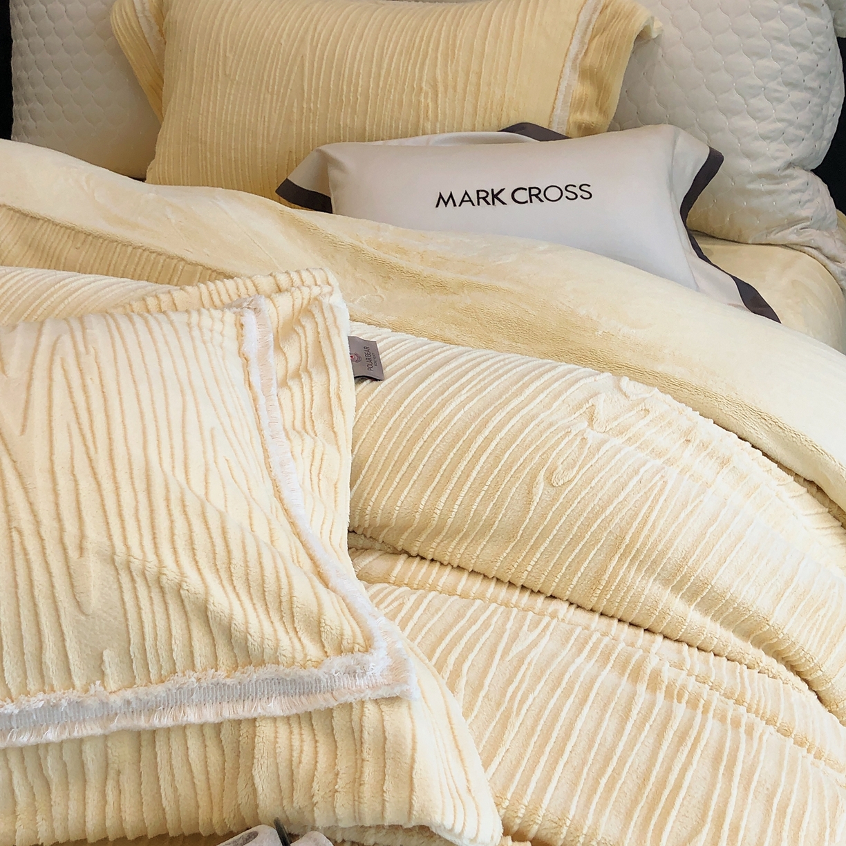 91家纺网 家纺一手货源 找家纺 佳汐蓝家纺 2026新款奢雅云柔立体浮雕流苏款四件套绒绒仙踪（标价为控价） 绒绒仙踪-曙光金