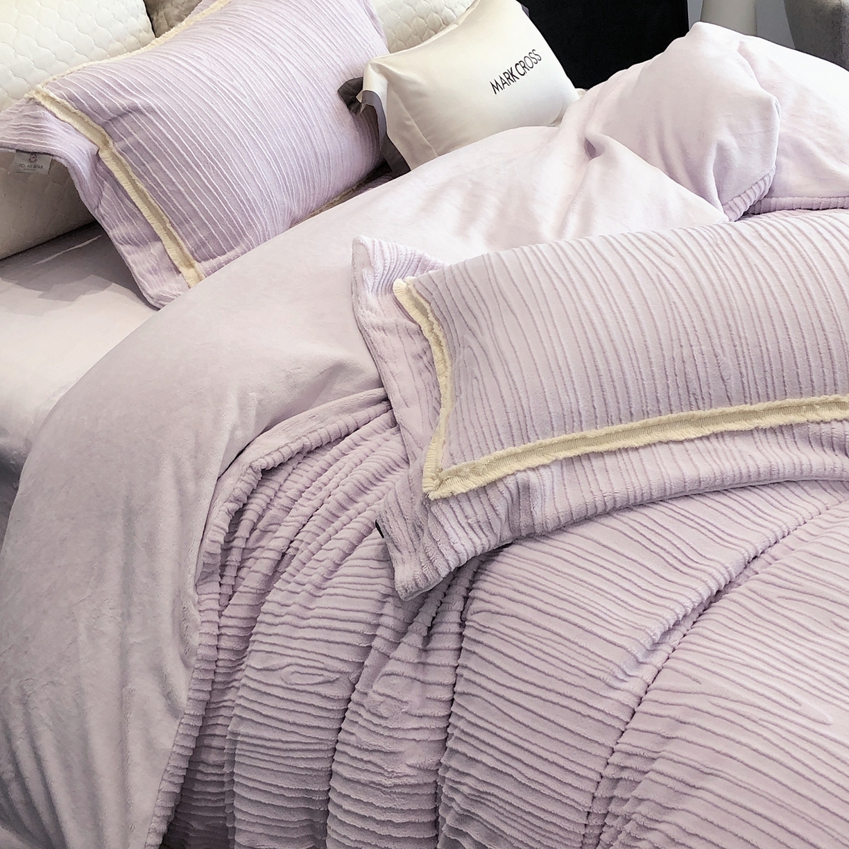 91家纺网 家纺一手货源 找家纺 佳汐蓝家纺 2026新款奢雅云柔立体浮雕流苏款四件套绒绒仙踪（标价为控价） 绒绒仙踪-星空紫