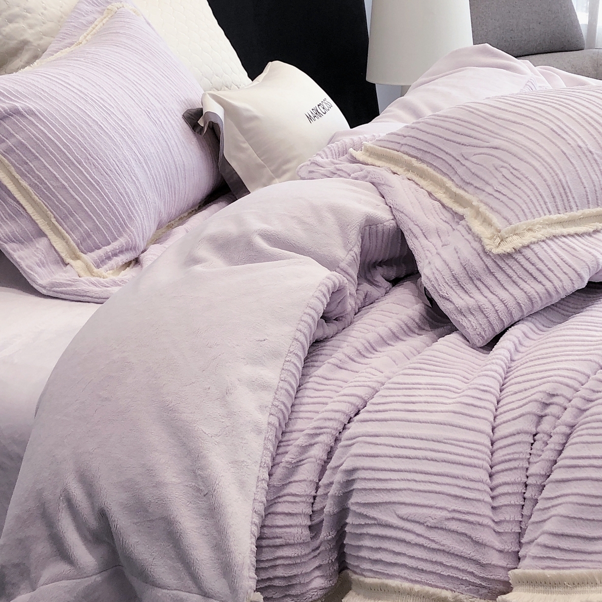 91家纺网 家纺一手货源 找家纺 佳汐蓝家纺 2026新款奢雅云柔立体浮雕流苏款四件套绒绒仙踪（标价为控价） 绒绒仙踪-星空紫