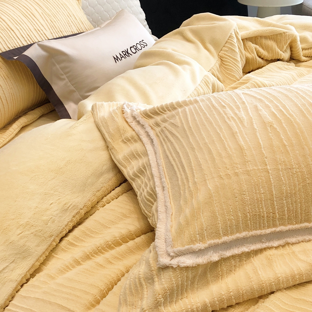 91家纺网 家纺一手货源 找家纺 佳汐蓝家纺 2026新款奢雅云柔立体浮雕流苏款四件套绒绒仙踪（标价为控价） 绒绒仙踪-曙光金