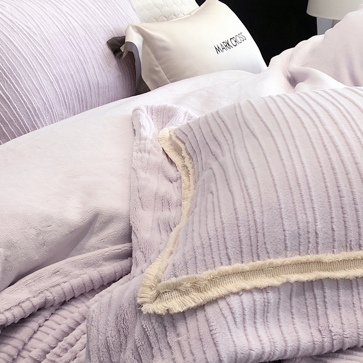 91家纺网 家纺一手货源 找家纺 佳汐蓝家纺 2026新款奢雅云柔立体浮雕流苏款四件套绒绒仙踪（标价为控价） 绒绒仙踪-星空紫