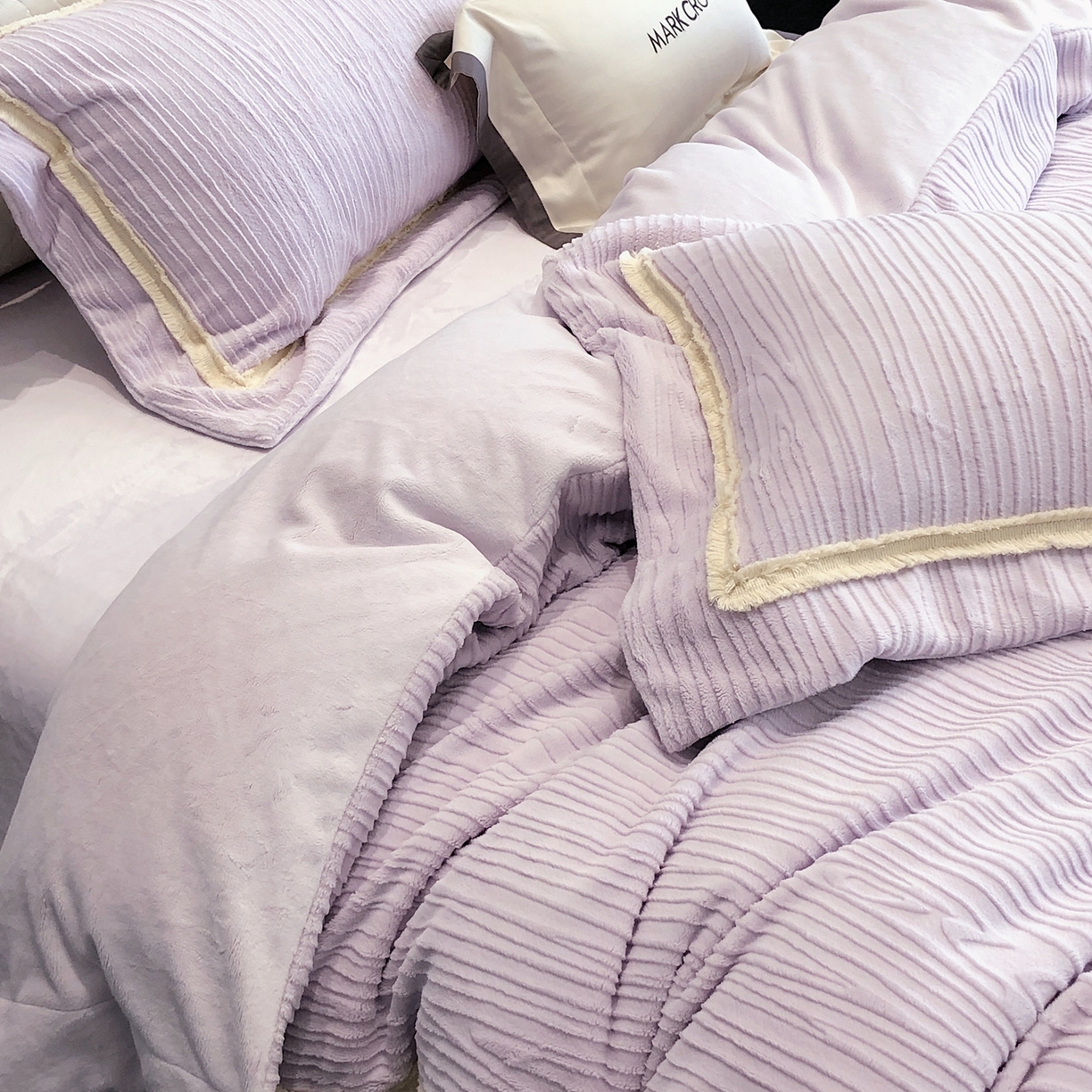 91家纺网 家纺一手货源 找家纺 佳汐蓝家纺 2026新款奢雅云柔立体浮雕流苏款四件套绒绒仙踪（标价为控价） 绒绒仙踪-星空紫