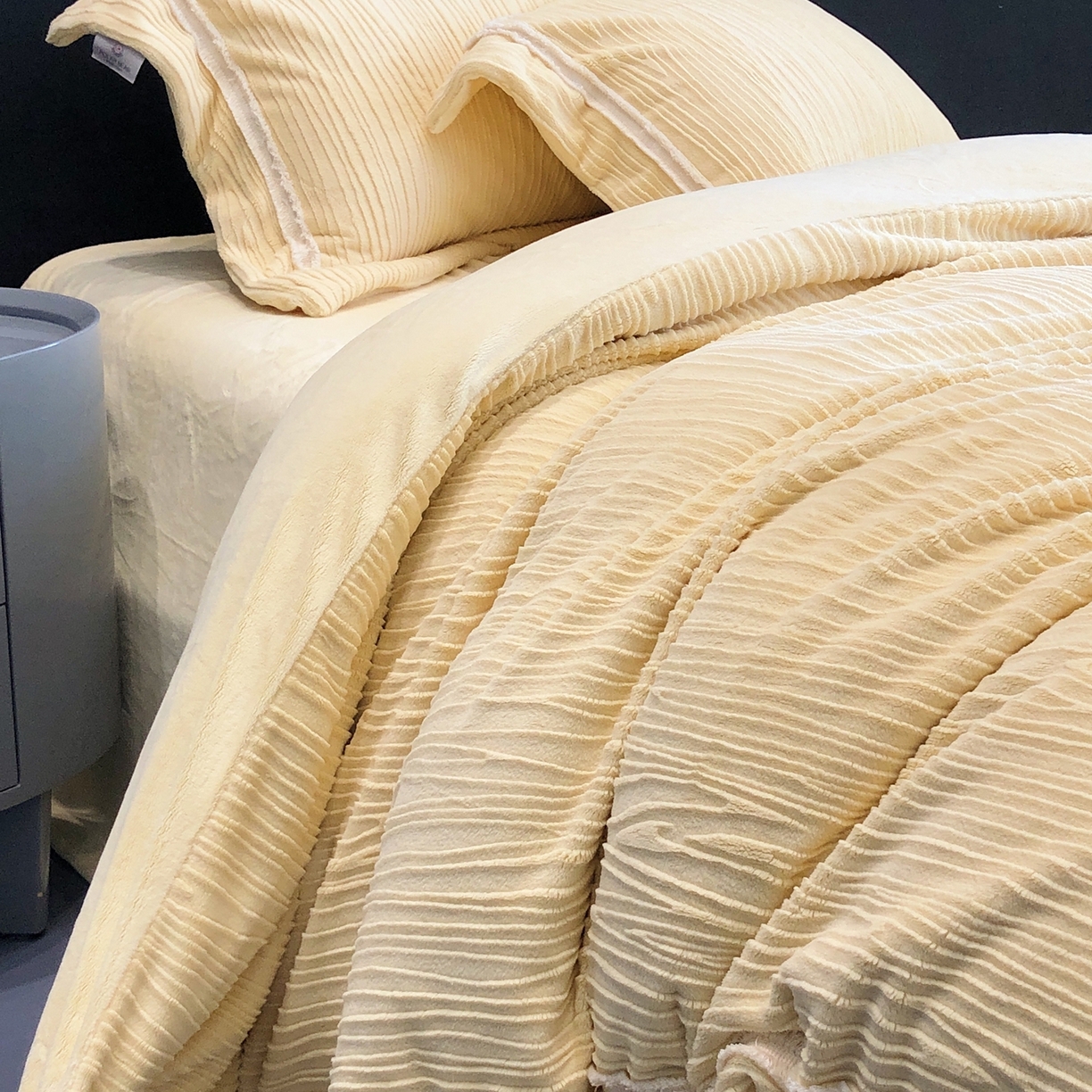 91家纺网 家纺一手货源 找家纺 佳汐蓝家纺 2026新款奢雅云柔立体浮雕流苏款四件套绒绒仙踪（标价为控价） 绒绒仙踪-曙光金