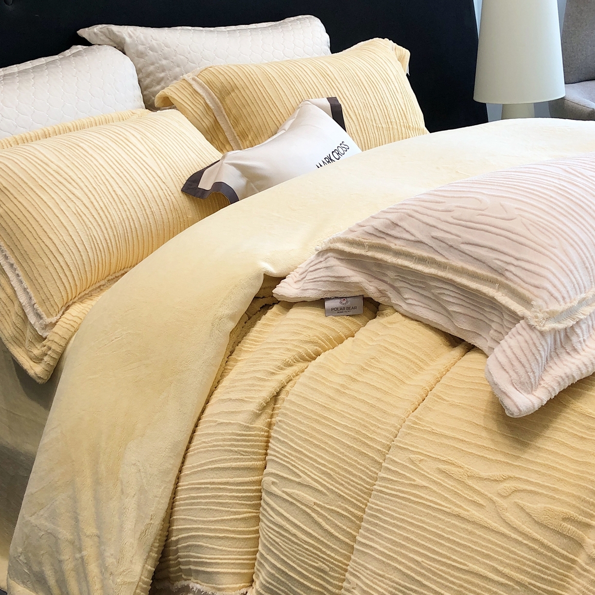 91家纺网 家纺一手货源 找家纺 佳汐蓝家纺 2026新款奢雅云柔立体浮雕流苏款四件套绒绒仙踪（标价为控价） 绒绒仙踪-曙光金