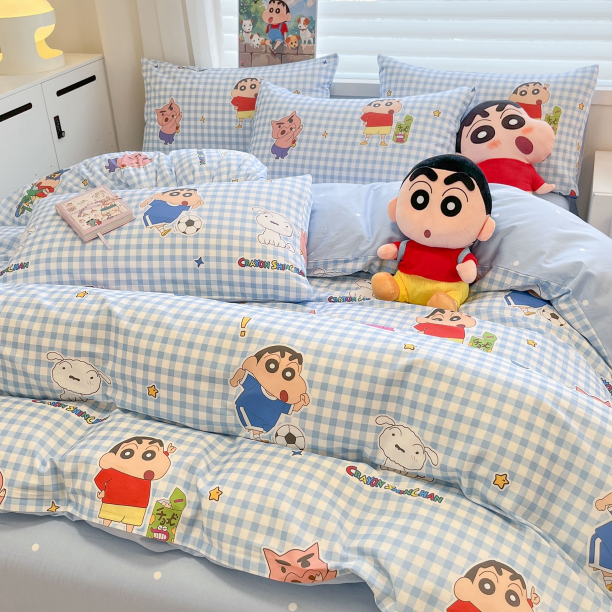 91家纺网 家纺一手货源 找家纺 暮思家居 2026新款正版授权蜡笔小新全棉纯棉四件套系列 蓝格小新