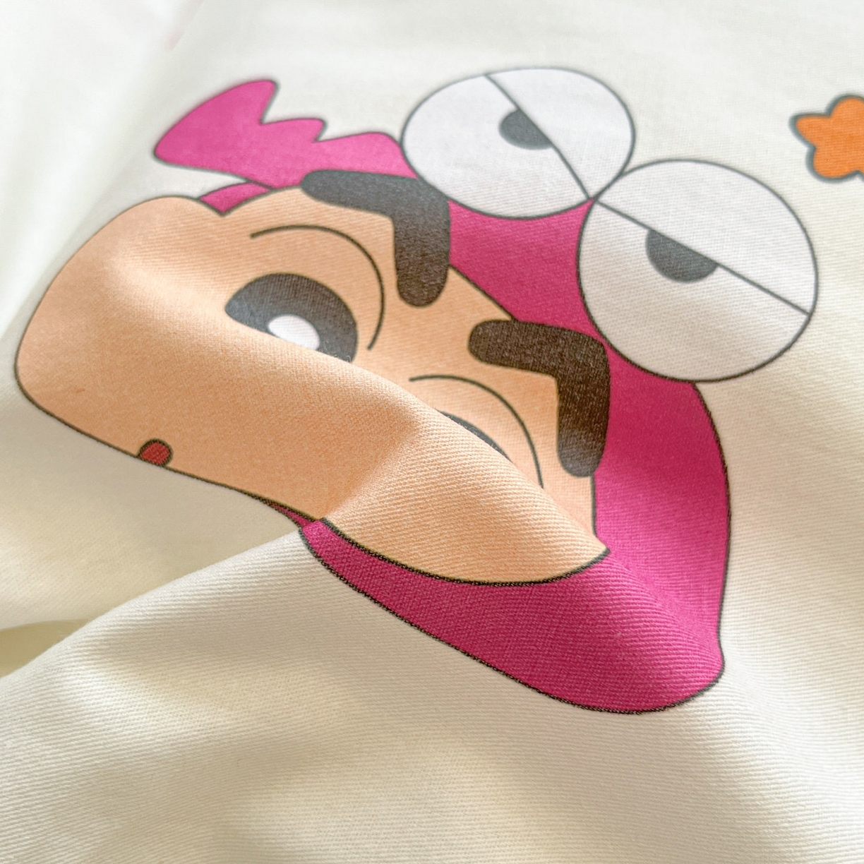 91家纺网 家纺一手货源 找家纺 暮思家居 2026新款正版授权蜡笔小新全棉纯棉四件套系列 派对小新