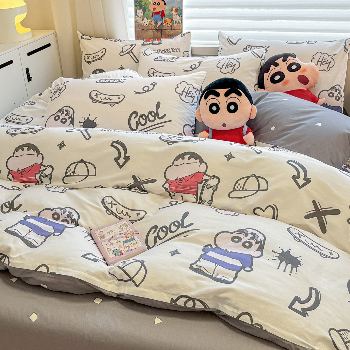 91家纺网 家纺一手货源 找家纺 暮思家居 2026新款正版授权蜡笔小新全棉纯棉四件套系列 音乐小新