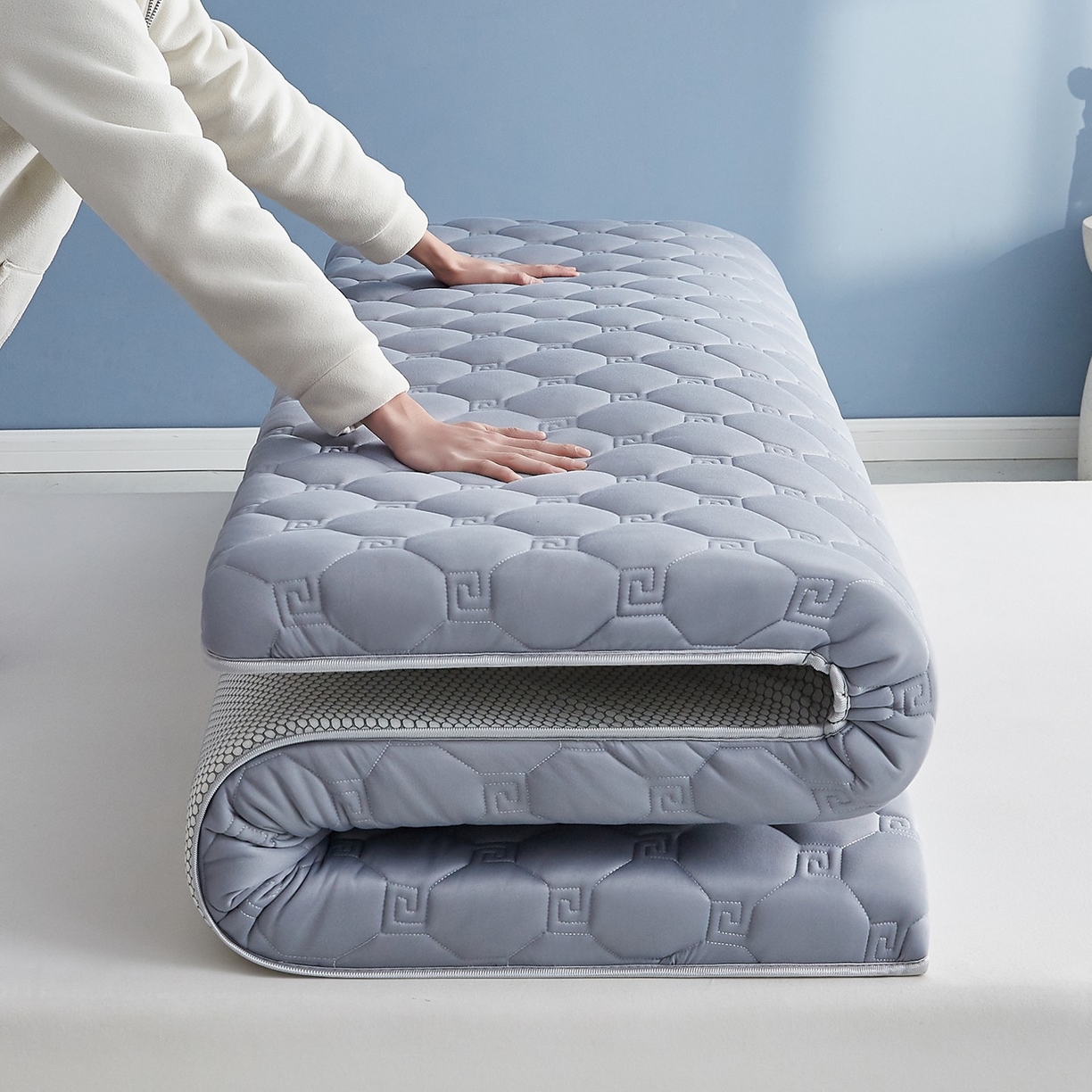 91家纺网 家纺一手货源 找家纺 月茶家纺 2026新款大豆纤维单边回字格床垫 回格灰