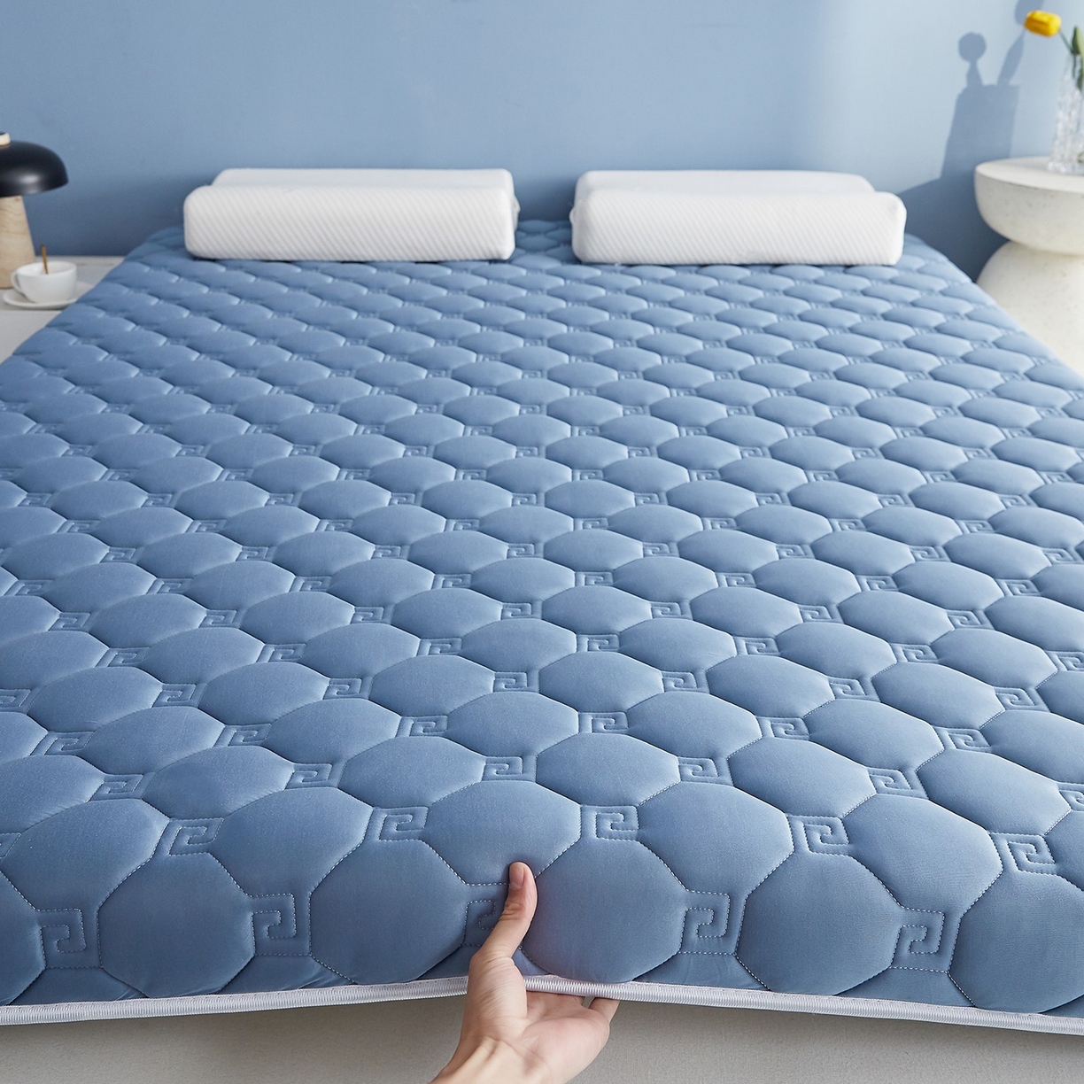 91家纺网 家纺一手货源 找家纺 月茶家纺 2026新款大豆纤维单边回字格床垫 回格蓝