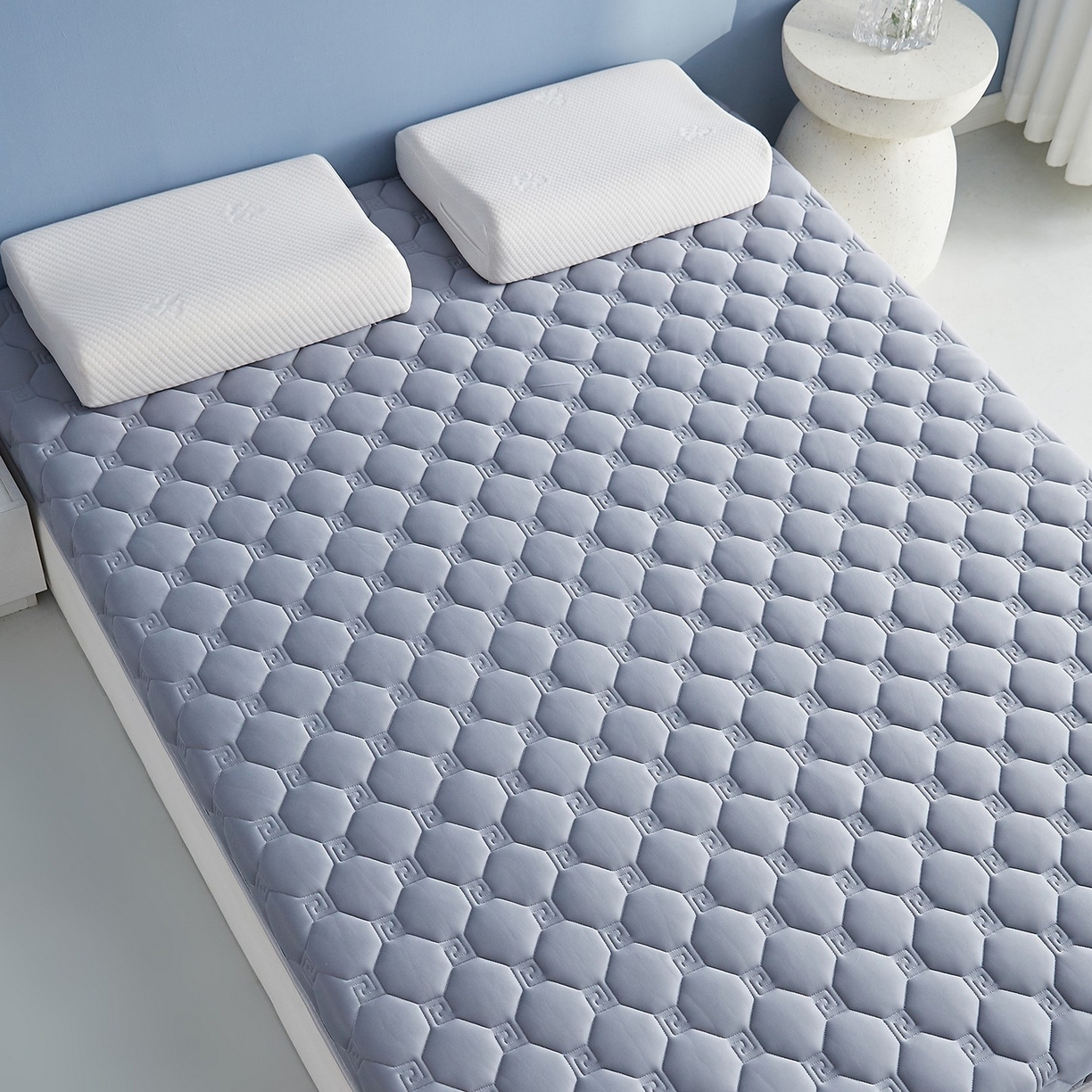 91家纺网 家纺一手货源 找家纺 月茶家纺 2026新款大豆纤维单边回字格床垫 回格灰