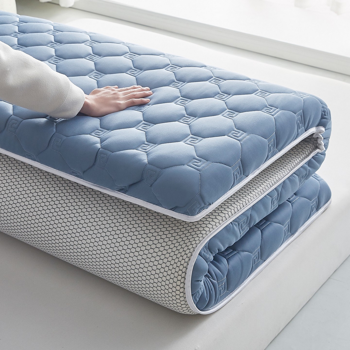 91家纺网 家纺一手货源 找家纺 月茶家纺 2026新款大豆纤维单边回字格床垫 回格蓝