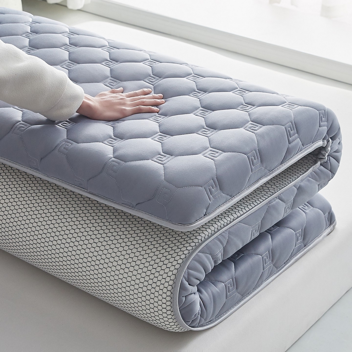 91家纺网 家纺一手货源 找家纺 月茶家纺 2026新款大豆纤维单边回字格床垫 回格灰