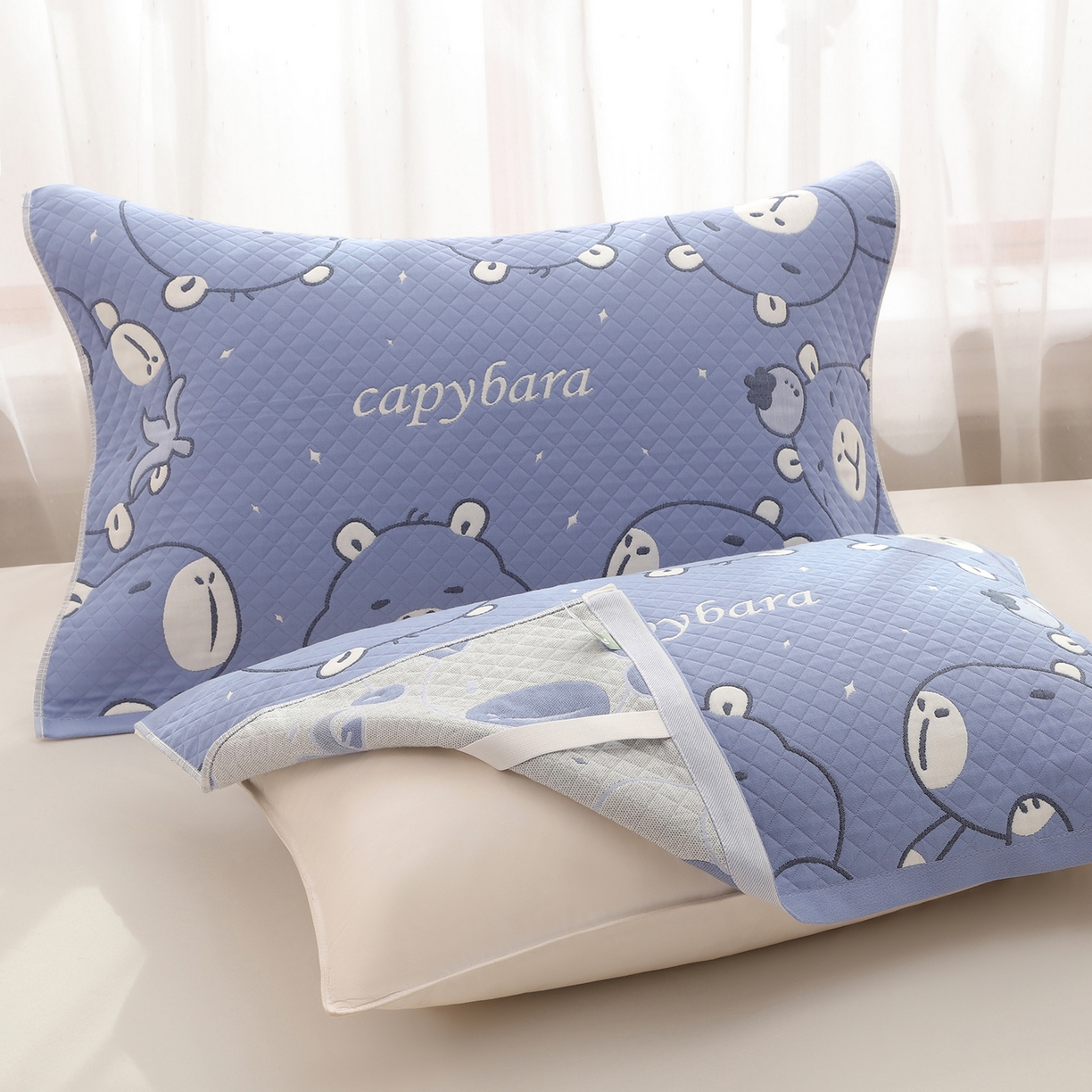 91家纺网 家纺一手货源 找家纺 娇兰毛巾 2026新款全棉抗菌纱布加双绑带枕巾 卡皮巴拉蓝