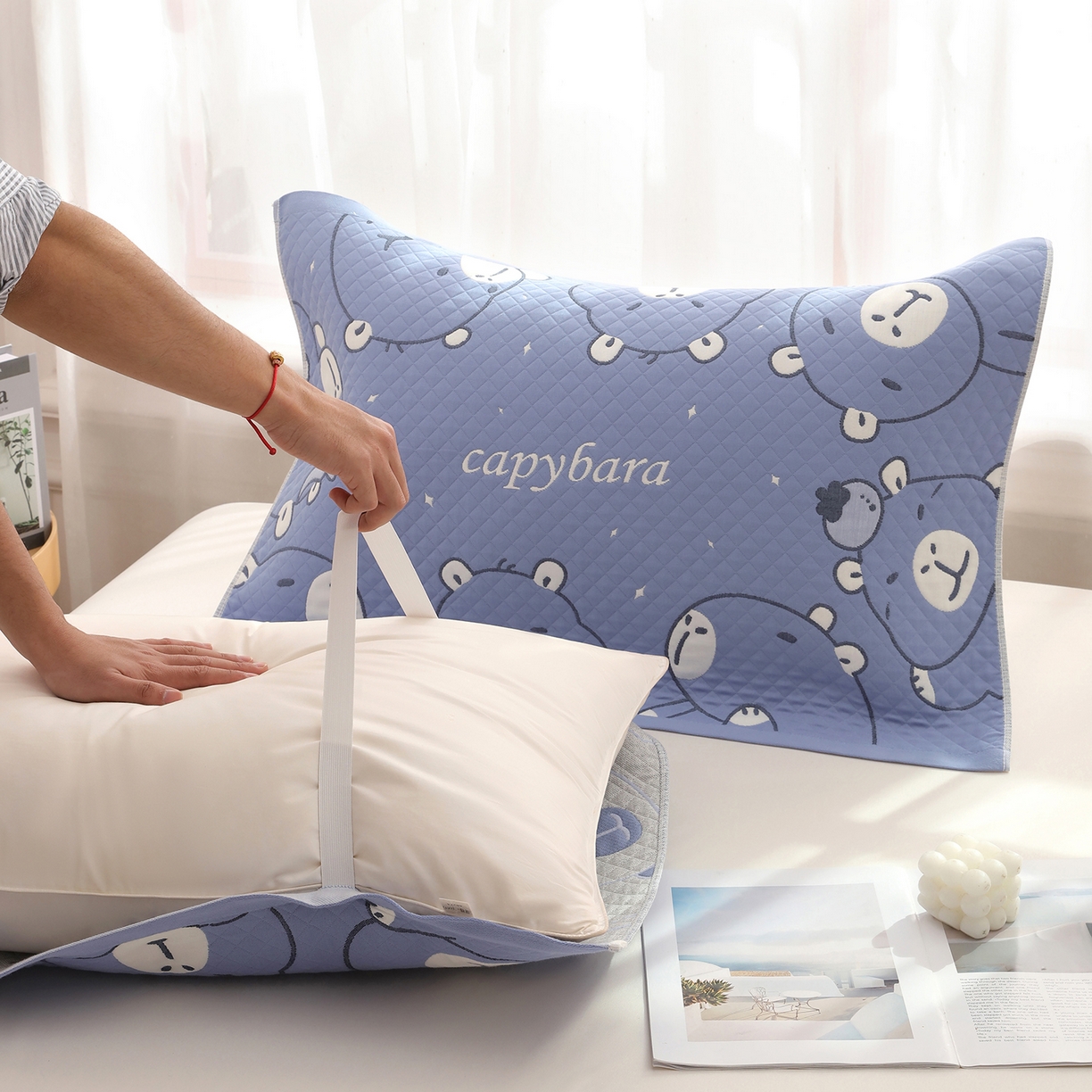 91家纺网 家纺一手货源 找家纺 娇兰毛巾 2026新款全棉抗菌纱布加双绑带枕巾 卡皮巴拉蓝