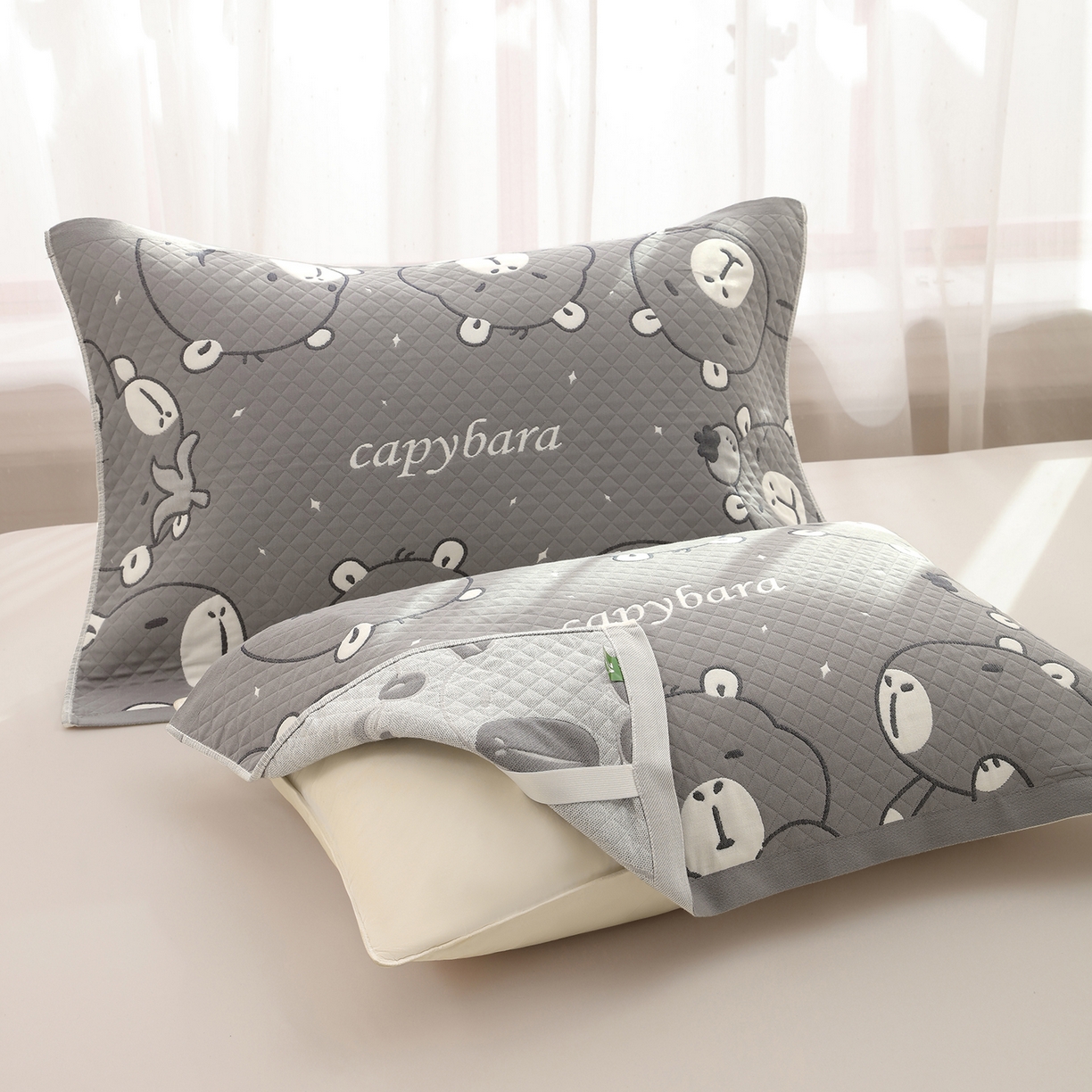 91家纺网 家纺一手货源 找家纺 娇兰毛巾 2026新款全棉抗菌纱布加双绑带枕巾 卡皮巴拉灰