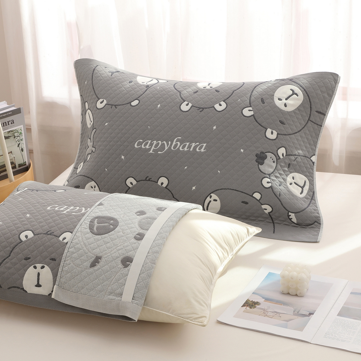 91家纺网 家纺一手货源 找家纺 娇兰毛巾 2026新款全棉抗菌纱布加双绑带枕巾 卡皮巴拉灰