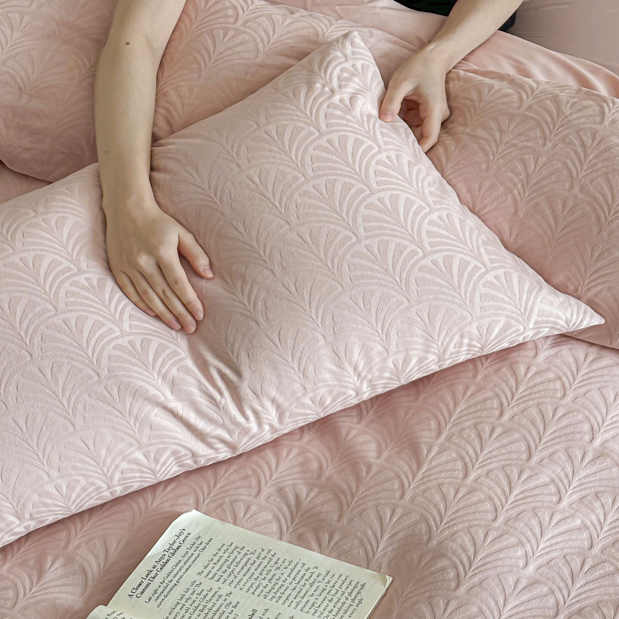 91家纺网 家纺一手货源 找家纺 眠博士 2026新款全棉纯棉水洗立体提花四件套 杏影-粉