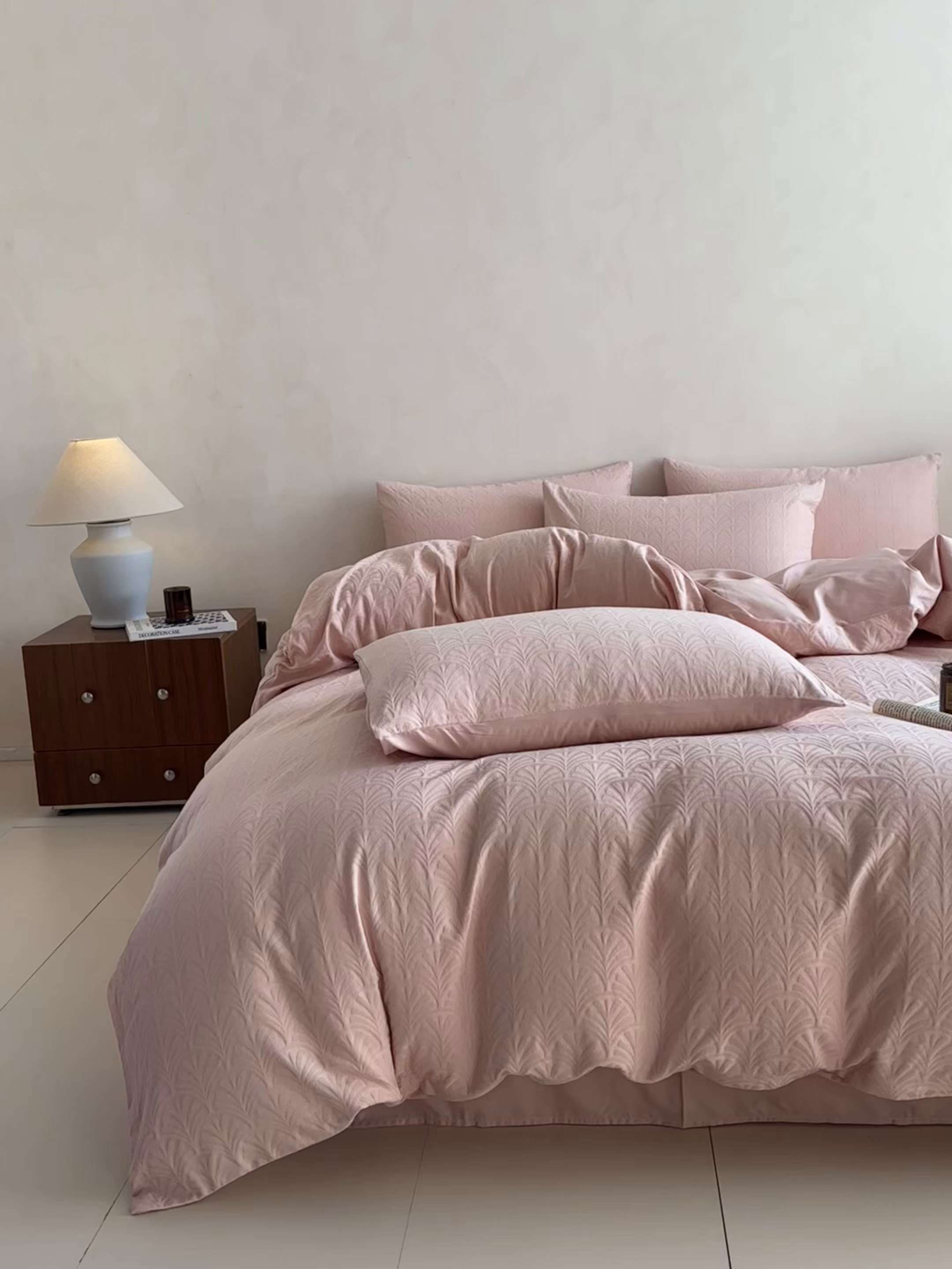 91家纺网 家纺一手货源 找家纺 眠博士 2026新款全棉纯棉水洗立体提花四件套 杏影-粉