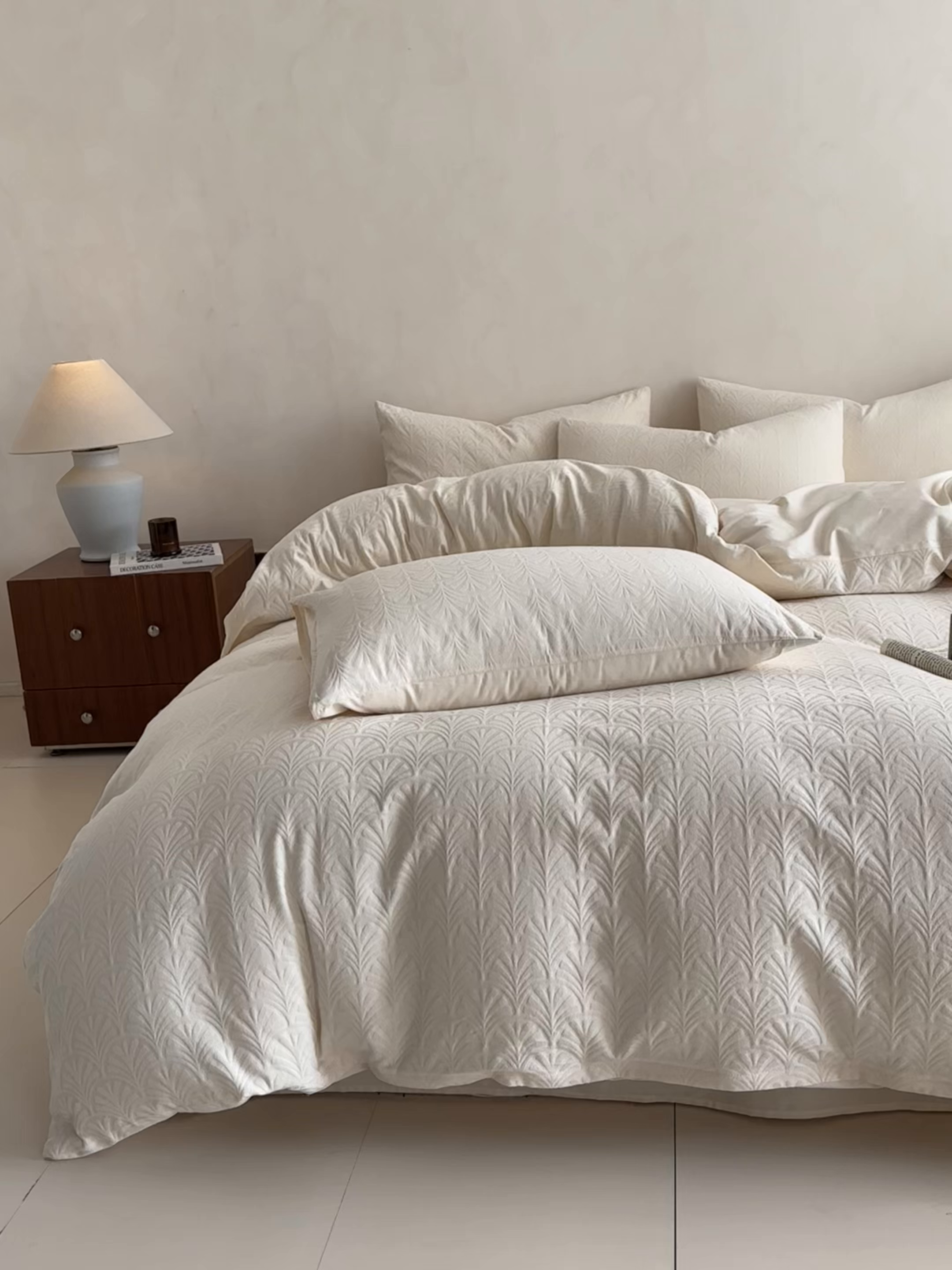 91家纺网 家纺一手货源 找家纺 眠博士 2026新款全棉纯棉水洗立体提花四件套 杏影-奶白