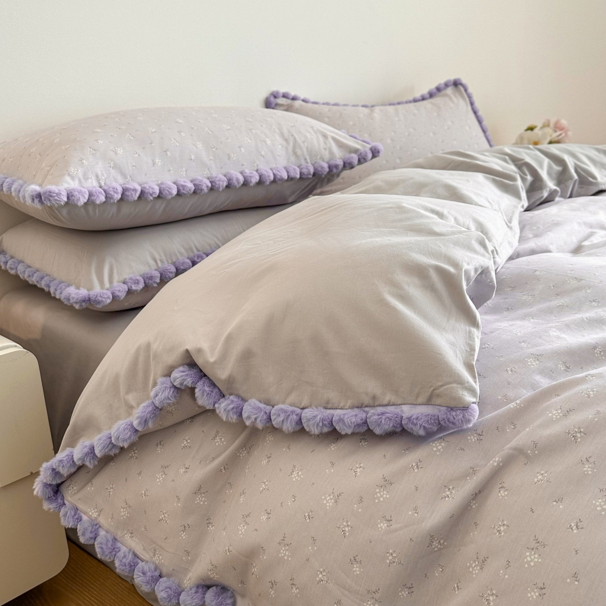 91家纺网 家纺一手货源 找家纺 羚羊语家纺 2026新款全棉毛球款四件套40支纯棉轻奢13372小清新喷气印花四件套被套床单床笠三件套 暮山紫