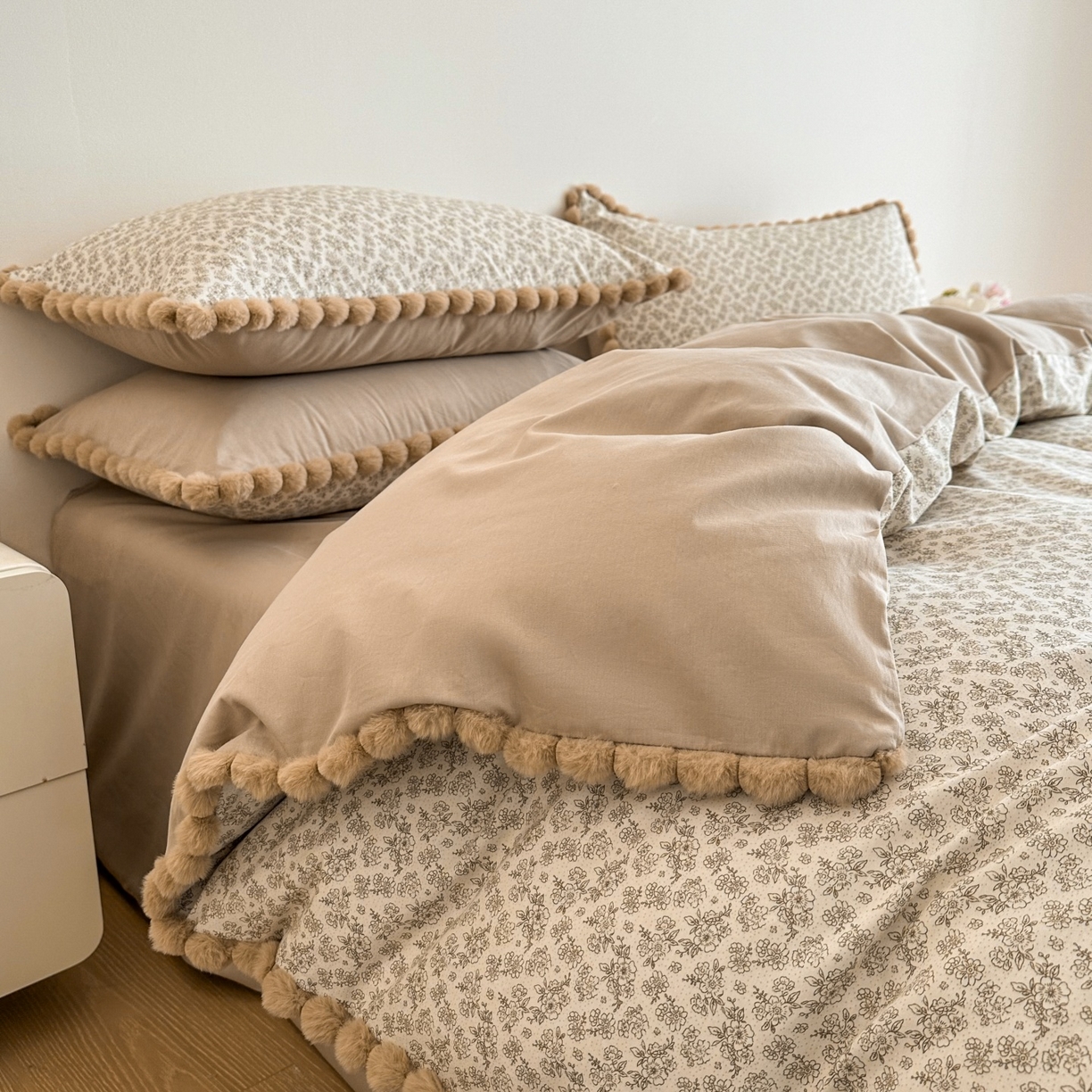 91家纺网 家纺一手货源 找家纺 羚羊语家纺 2026新款全棉毛球款四件套40支纯棉轻奢13372小清新喷气印花四件套被套床单床笠三件套 月光纱