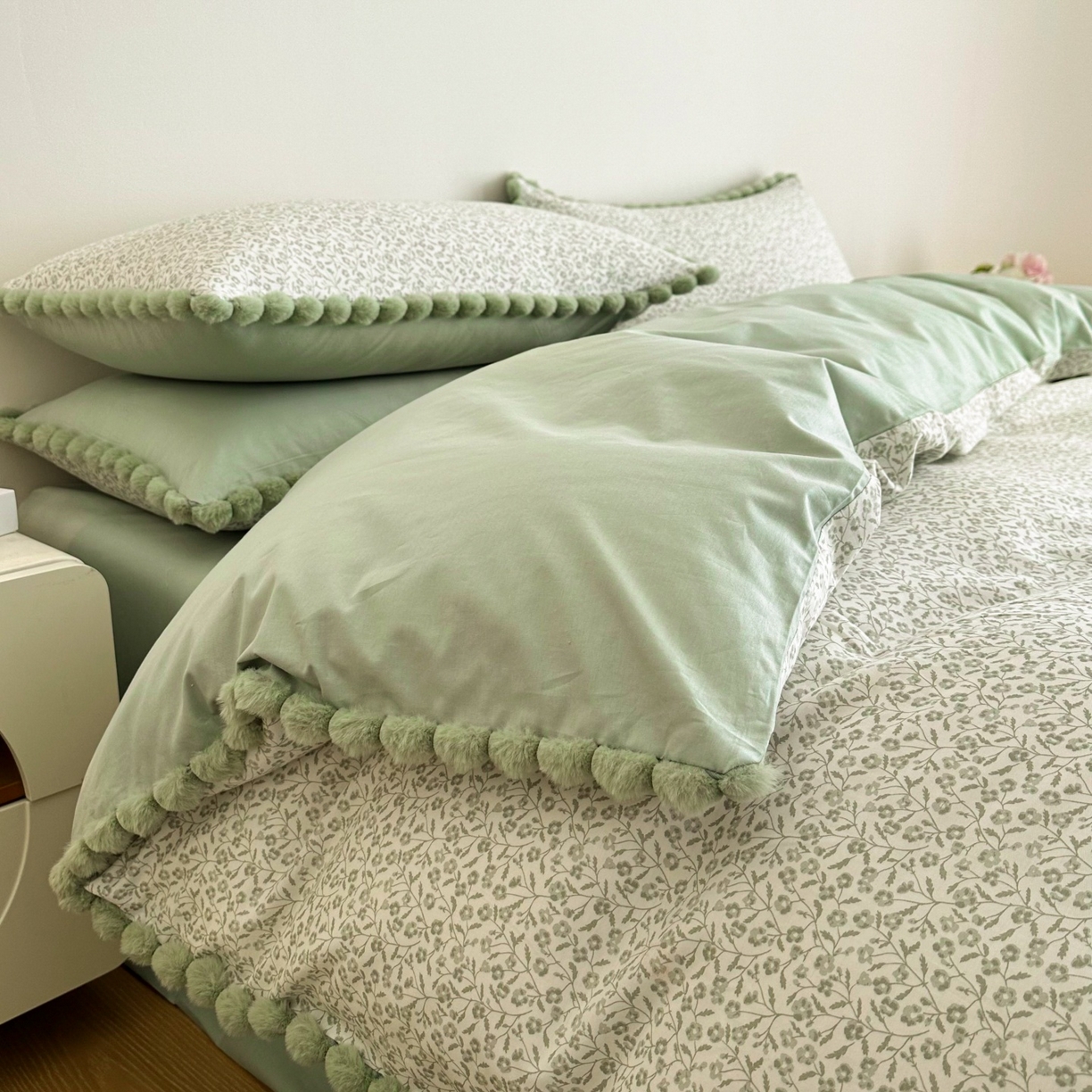 91家纺网 家纺一手货源 找家纺 羚羊语家纺 2026新款全棉毛球款四件套40支纯棉轻奢13372小清新喷气印花四件套被套床单床笠三件套 知春绿