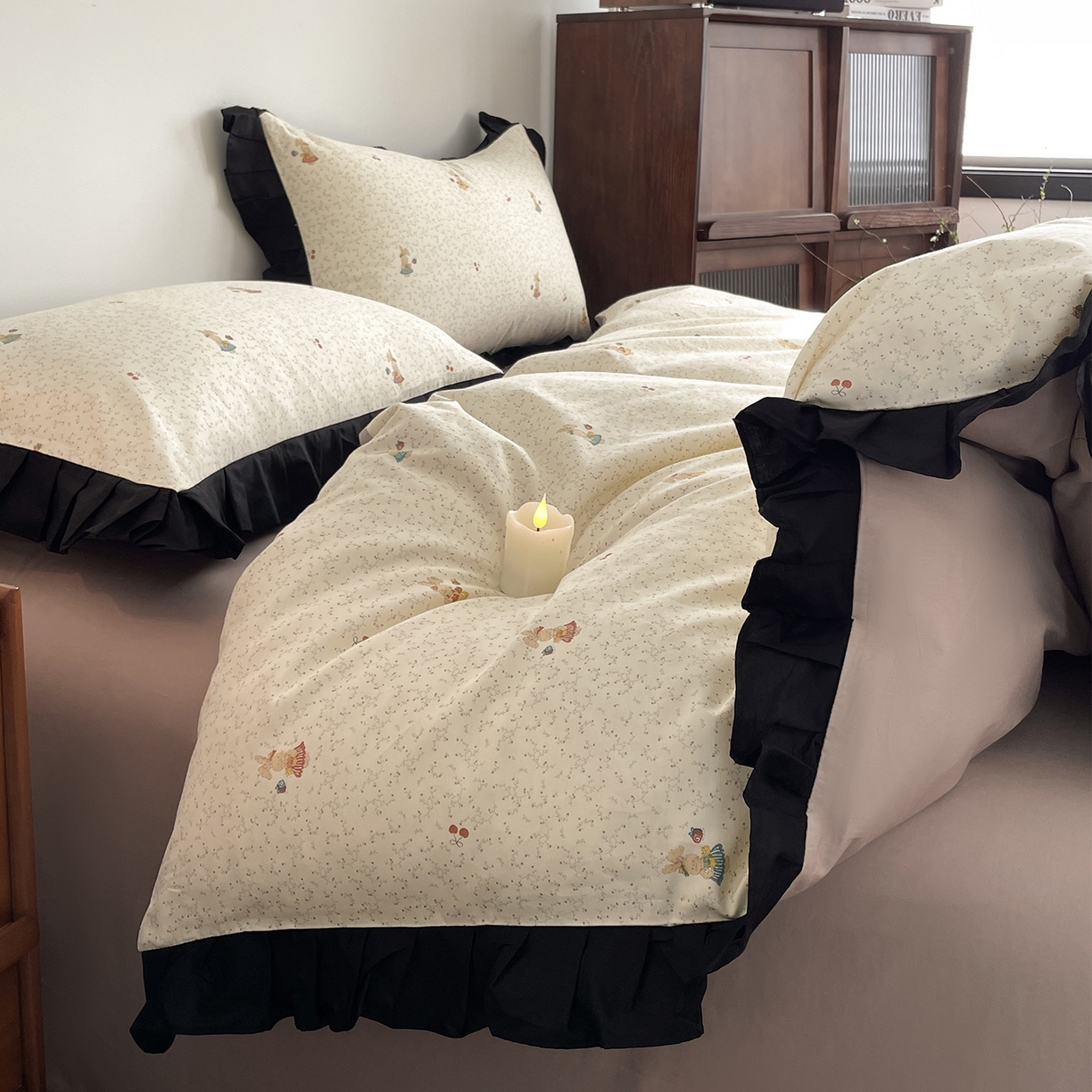 91家纺网 家纺一手货源 找家纺 （总）羚羊语家纺 2026新款全棉法式赫本风花边四件套40支纯棉轻法式13372小清新喷气印花四件套被套床单床笠三件套