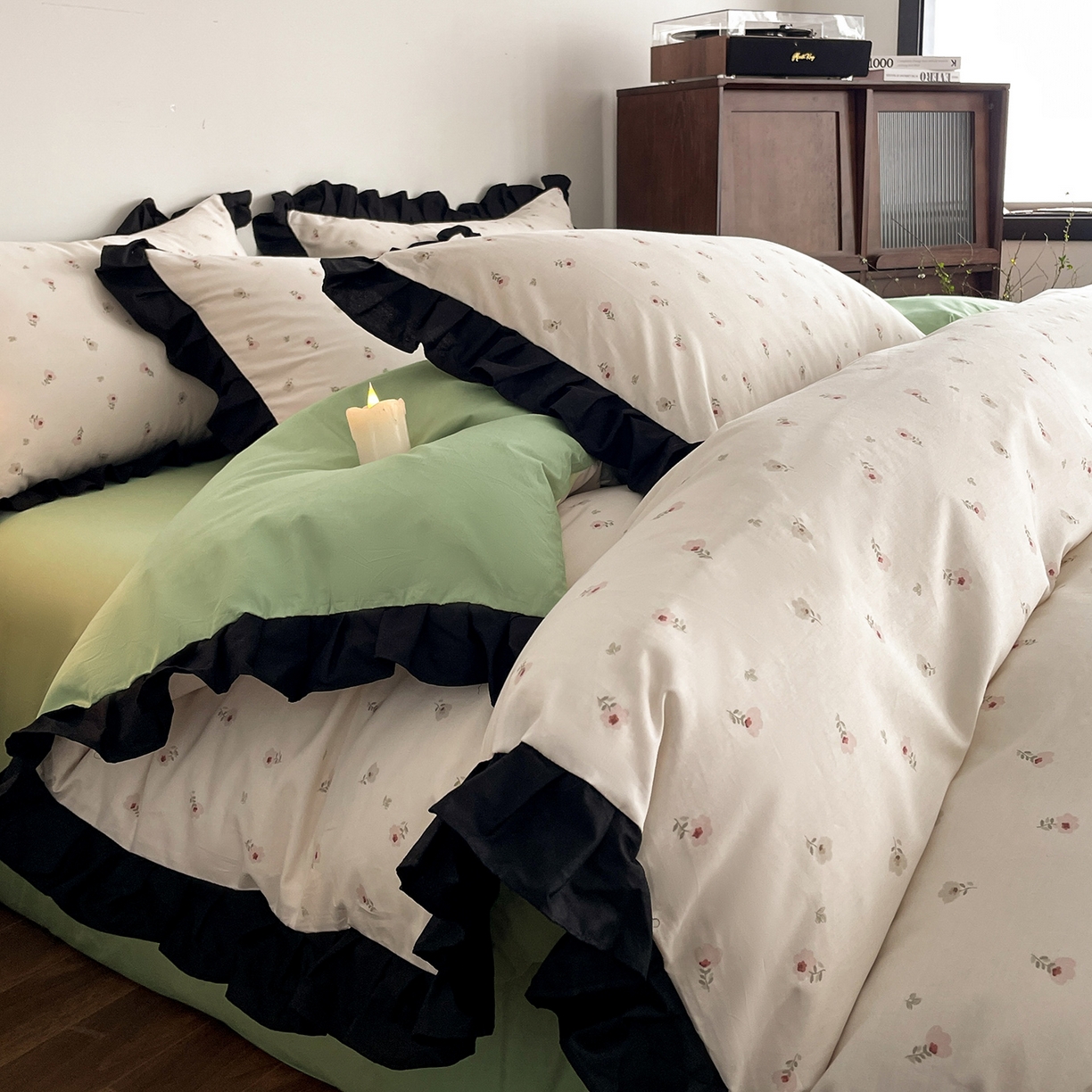 91家纺网 家纺一手货源 找家纺 羚羊语家纺 2026新款全棉法式赫本风花边四件套40支纯棉轻法式13372小清新喷气印花四件套被套床单床笠三件套 采薇南山