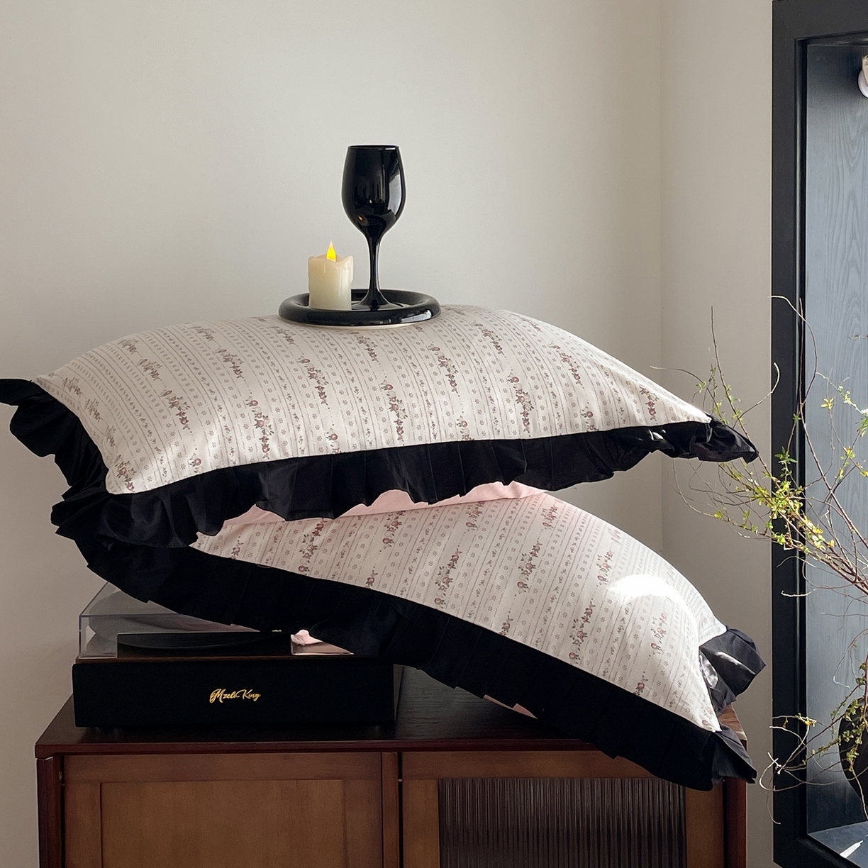 91家纺网 家纺一手货源 找家纺 羚羊语家纺 2026新款全棉法式赫本风花边四件套40支纯棉轻法式13372小清新喷气印花四件套被套床单床笠三件套 第七重梦