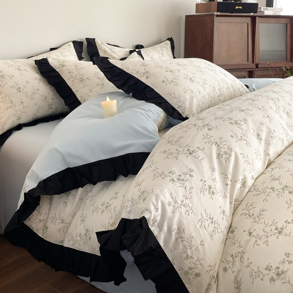 91家纺网 家纺一手货源 找家纺 羚羊语家纺 2026新款全棉法式赫本风花边四件套40支纯棉轻法式13372小清新喷气印花四件套被套床单床笠三件套 柔蓝一水