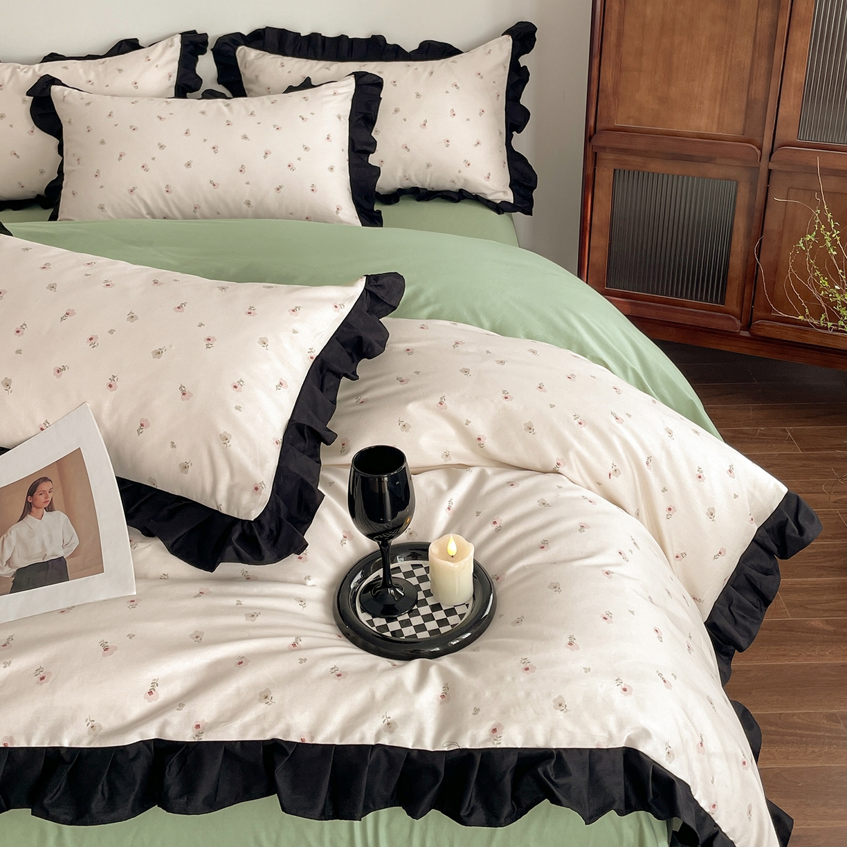 91家纺网 家纺一手货源 找家纺 羚羊语家纺 2026新款全棉法式赫本风花边四件套40支纯棉轻法式13372小清新喷气印花四件套被套床单床笠三件套 采薇南山