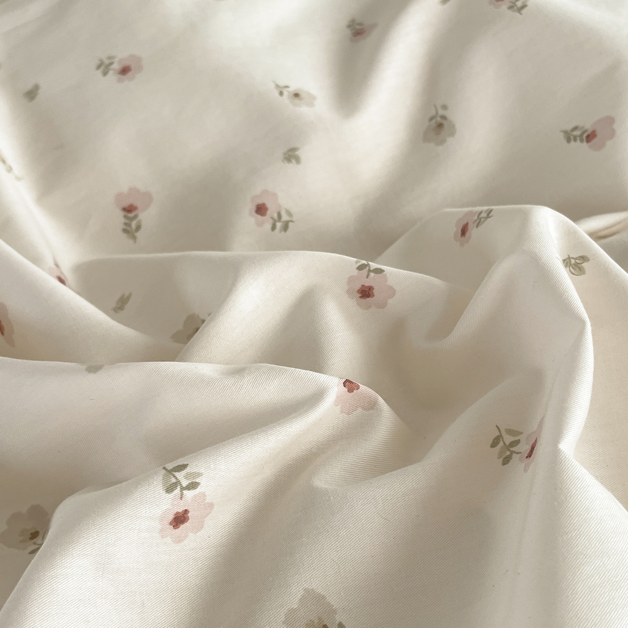 91家纺网 家纺一手货源 找家纺 羚羊语家纺 2026新款全棉法式赫本风花边四件套40支纯棉轻法式13372小清新喷气印花四件套被套床单床笠三件套 采薇南山