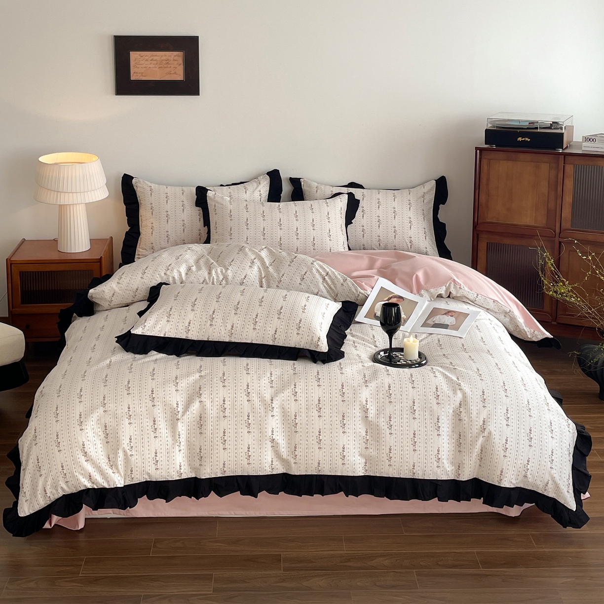 91家纺网 家纺一手货源 找家纺 羚羊语家纺 2026新款全棉法式赫本风花边四件套40支纯棉轻法式13372小清新喷气印花四件套被套床单床笠三件套 第七重梦