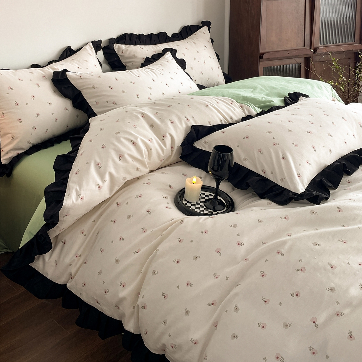 91家纺网 家纺一手货源 找家纺 羚羊语家纺 2026新款全棉法式赫本风花边四件套40支纯棉轻法式13372小清新喷气印花四件套被套床单床笠三件套 采薇南山