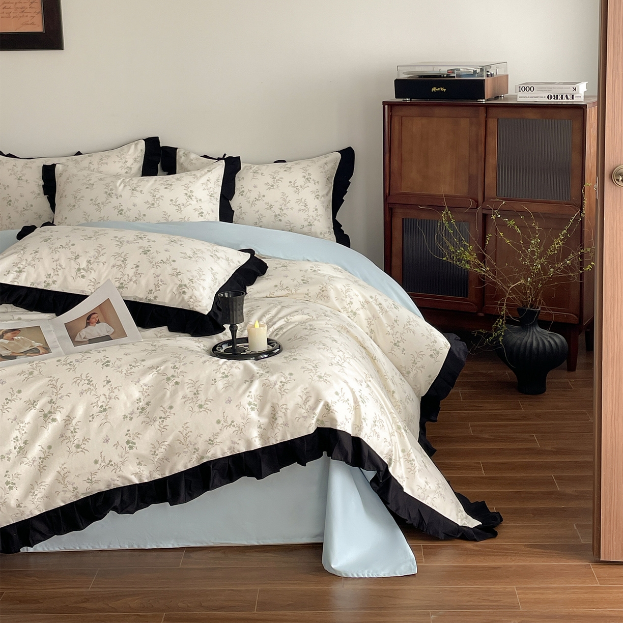 91家纺网 家纺一手货源 找家纺 羚羊语家纺 2026新款全棉法式赫本风花边四件套40支纯棉轻法式13372小清新喷气印花四件套被套床单床笠三件套 柔蓝一水