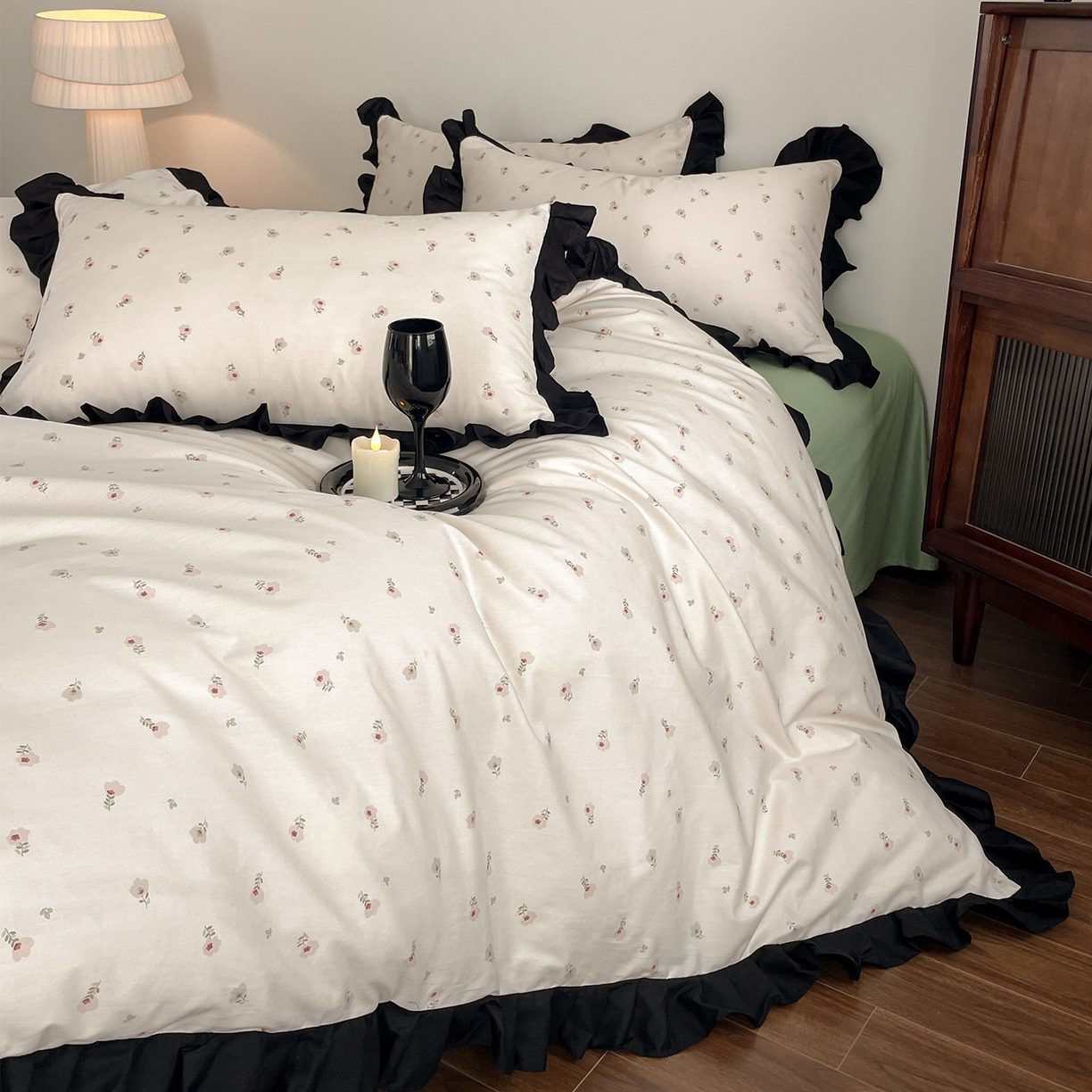 91家纺网 家纺一手货源 找家纺 羚羊语家纺 2026新款全棉法式赫本风花边四件套40支纯棉轻法式13372小清新喷气印花四件套被套床单床笠三件套 采薇南山