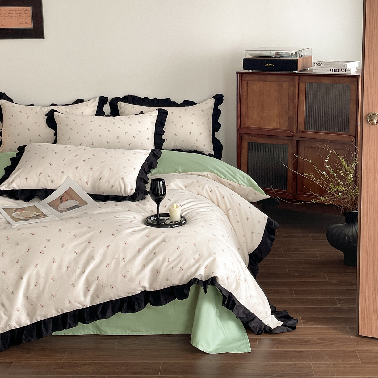 91家纺网 家纺一手货源 找家纺 羚羊语家纺 2026新款全棉法式赫本风花边四件套40支纯棉轻法式13372小清新喷气印花四件套被套床单床笠三件套 采薇南山