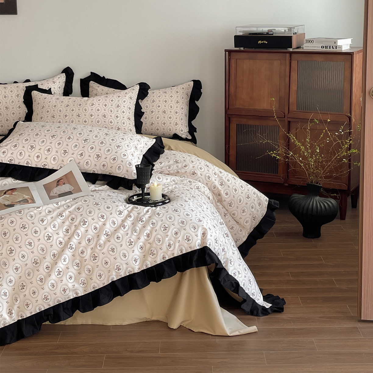 91家纺网 家纺一手货源 找家纺 羚羊语家纺 2026新款全棉法式赫本风花边四件套40支纯棉轻法式13372小清新喷气印花四件套被套床单床笠三件套 时光花礼