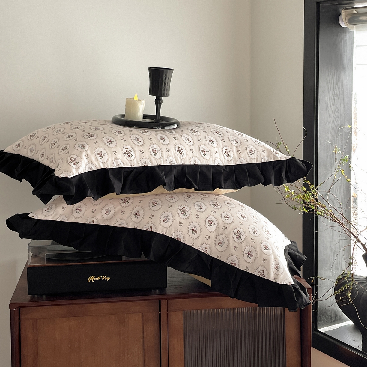 91家纺网 家纺一手货源 找家纺 羚羊语家纺 2026新款全棉法式赫本风花边四件套40支纯棉轻法式13372小清新喷气印花四件套被套床单床笠三件套 时光花礼