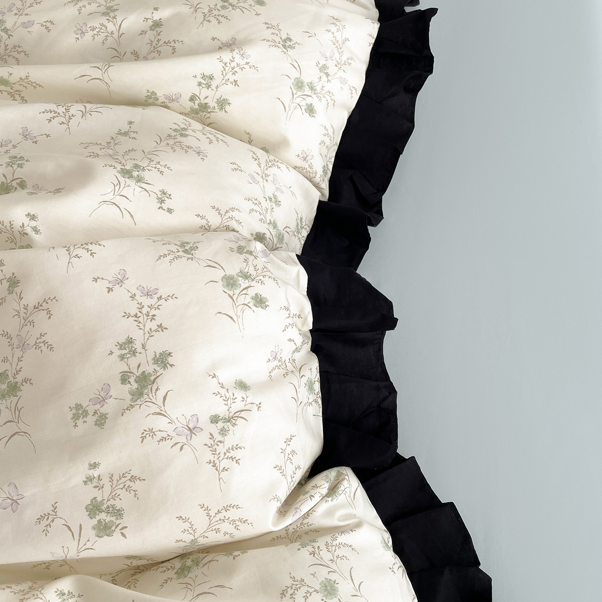 91家纺网 家纺一手货源 找家纺 羚羊语家纺 2026新款全棉法式赫本风花边四件套40支纯棉轻法式13372小清新喷气印花四件套被套床单床笠三件套 柔蓝一水