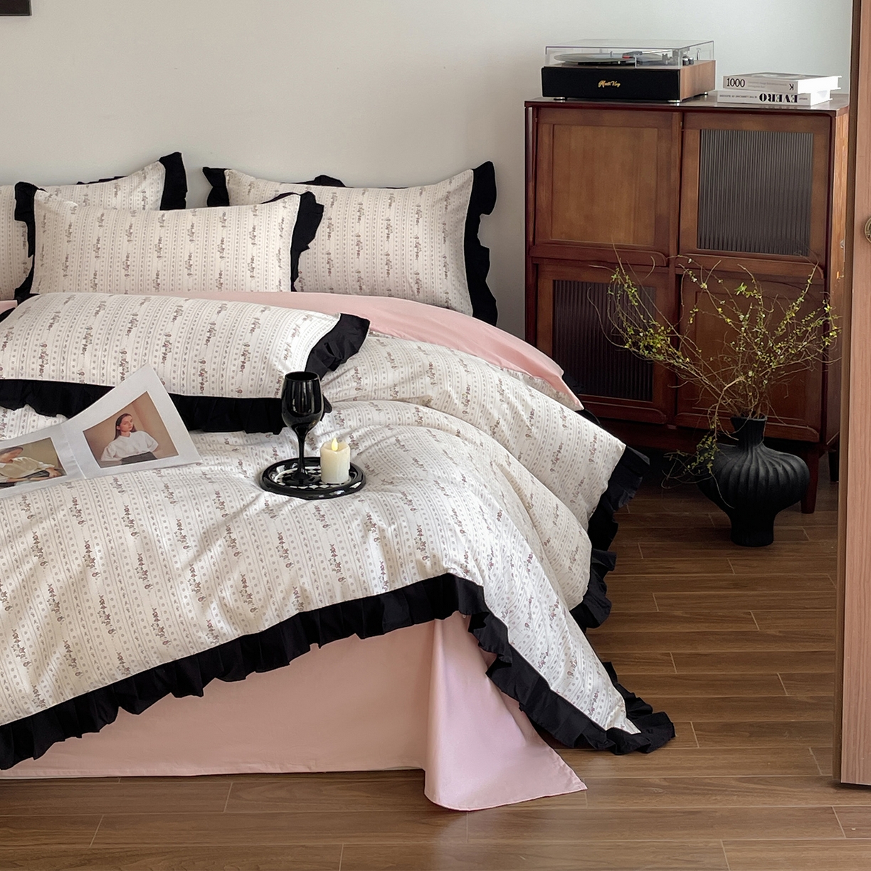 91家纺网 家纺一手货源 找家纺 羚羊语家纺 2026新款全棉法式赫本风花边四件套40支纯棉轻法式13372小清新喷气印花四件套被套床单床笠三件套 第七重梦