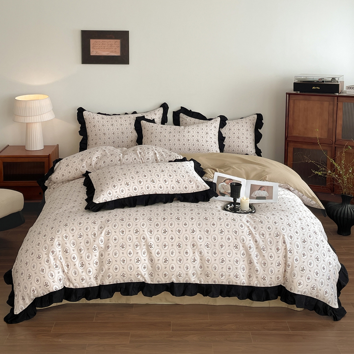 91家纺网 家纺一手货源 找家纺 羚羊语家纺 2026新款全棉法式赫本风花边四件套40支纯棉轻法式13372小清新喷气印花四件套被套床单床笠三件套 时光花礼