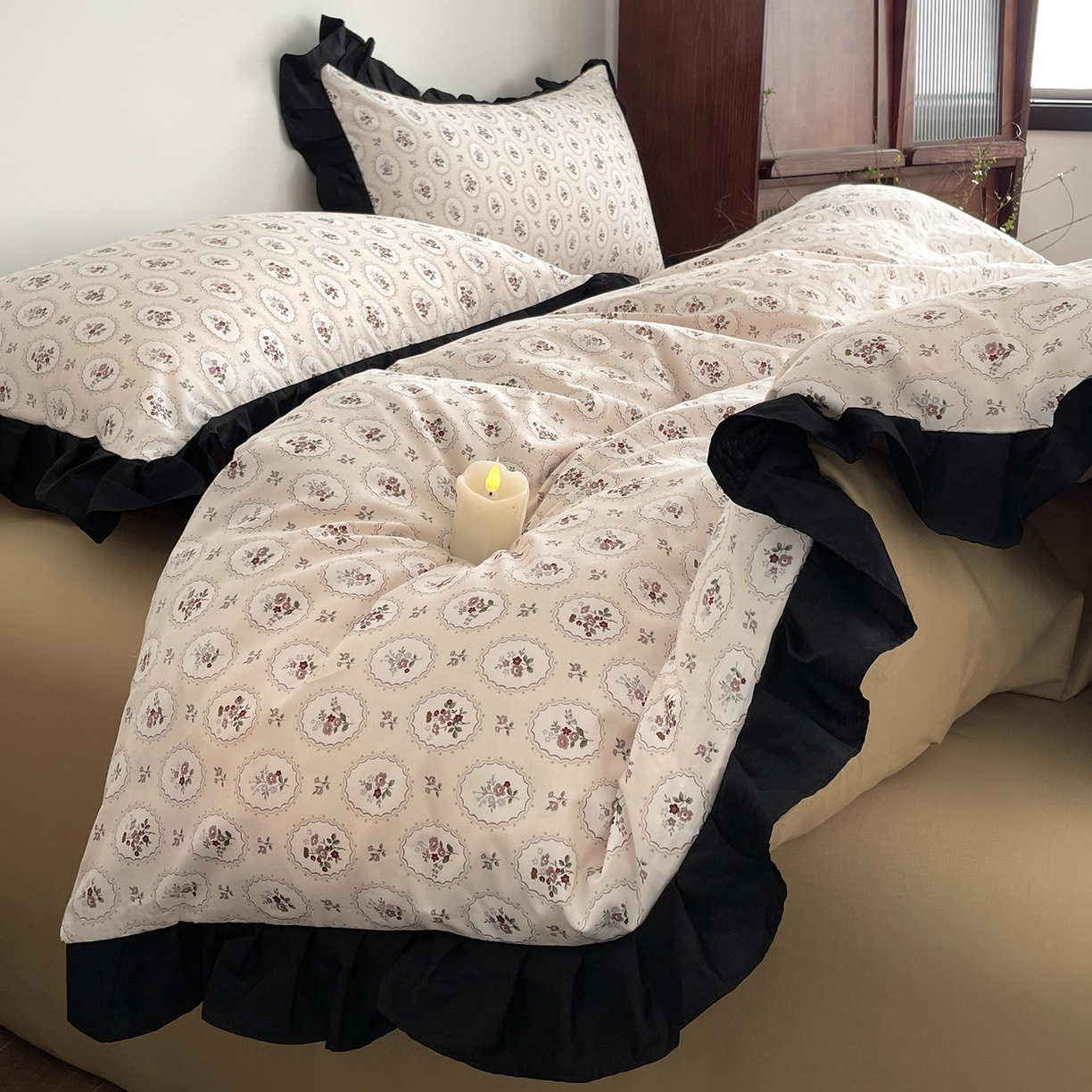 91家纺网 家纺一手货源 找家纺 羚羊语家纺 2026新款全棉法式赫本风花边四件套40支纯棉轻法式13372小清新喷气印花四件套被套床单床笠三件套 时光花礼