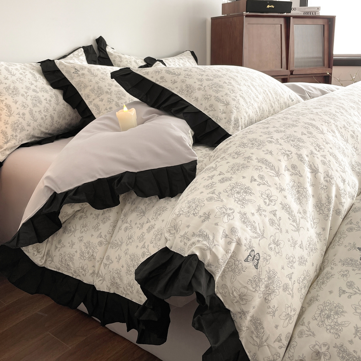 91家纺网 家纺一手货源 找家纺 羚羊语家纺 2026新款全棉法式赫本风花边四件套40支纯棉轻法式13372小清新喷气印花四件套被套床单床笠三件套 椿亭序Pro